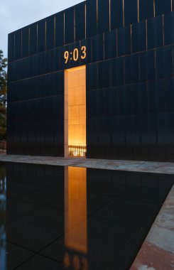 Oklahoma City ABD - 9 Eylül 2015; 9: 03, Oklahoma Ulusal Anıt ve Müze Bombalama Zamanı Oklahoma City şehir merkezinde yer almaktadır