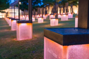 Oklahoma City ABD - 9 Eylül 2015; 9: 03, Boş Sandalyeler Alanı Oklahoma National Memorial ve Müzesinde seçici odak ve bokeh arkaplan efekti