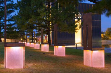 Oklahoma City ABD - 9 Eylül 2015; 9: 03, Zaman Kapısı ile Boş Sandalyeler Sahası ve 9: 03 Oklahoma Ulusal Anıt ve Müzesi Oklahoma City şehir merkezinde yer almaktadır.