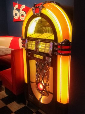 Oklahoma USA - 9 Eylül 2015; 66. Yol 'un yanındaki parlak retro müzik kutusu