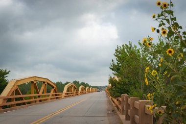 66. yoldaki midilli köprüsü Güney Kanada Nehri 'ni geçer Oklahoma' da El Reno ve Hydro arasında..