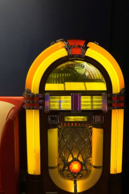 Oklahoma USA - 10 Eylül 2015; Koyu arkaplanda parlak ışıklandırılmış müzik kutusu