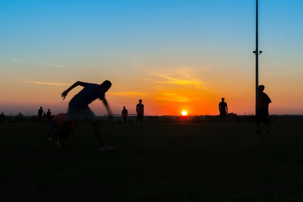 Giovani Maschi Irriconoscibili Che Praticano Allenano Calcio Sagomati Crepuscolo — Foto Stock