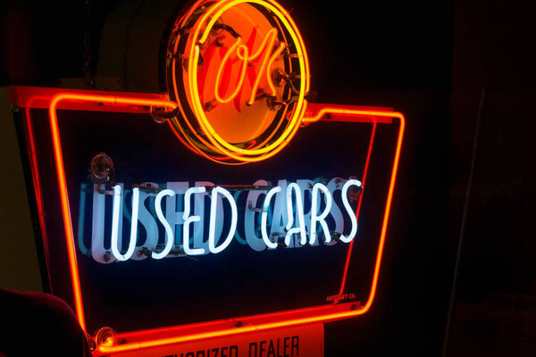Оклахома, США - 10 сентября 2015 года; яркий неоновый знак "OK Used Cars".
