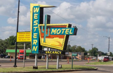 Sayre, Oklahoma, ABD - 11 Eylül 2015; Western Motel retro signiconic retro tabelası tarihi Route 66.