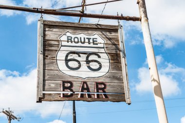 Sayre USA - 11 Eylül 2015; Route 66 USA için Rustik bar tabela şekli. Tarihsel rota boyunca görülen 66 tabelanın inanılmaz çeşitliliğinden biri.
