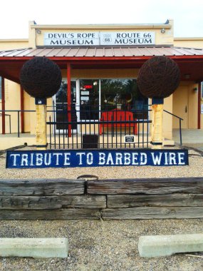 Texas USA 11 Eylül 2015; 66. karayolu boyunca Barbed Tel Müzesi 'ne ünlü haraç.