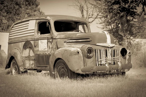 Alter Amerikanischer Van Verödet Sepia Getönt Alter Und Zustand Spiegeln — Stockfoto