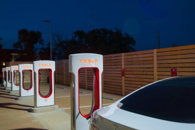 Shamrock USA - 11 Eylül 2015; Tesla elektrikli taşıt şarj istasyonu.
