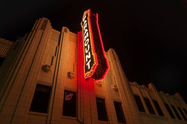 Amarillo USA - 12 Eylül 2015; Paramount in Downtown Amarillo, Texas, ABD 'deki Urban neon tabelaları ve ışıklandırma sanatsal deco tarzı. Paramount Tiyatrosu 20 Nisan 1932 'de açıldı.