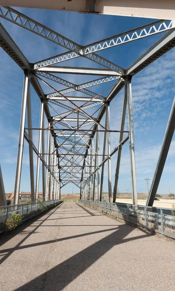 里约普耶科大桥 Rio Puerco Bridge 位于1933年建成的历史性66号公路上的桁架桥 现已关闭 美国新墨西哥州 — 图库照片