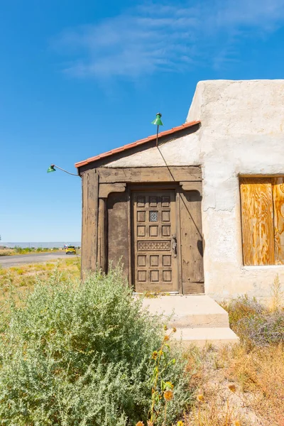 Rzeźbione Drzwi Starym Budynku Pustyni Wzdłuż Autostrady Route Arizona — Zdjęcie stockowe