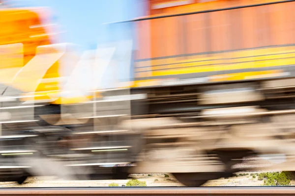 平野を横切る閉鎖による貨物列車の揺れ New Mexico — ストック写真