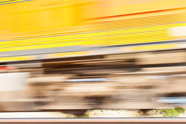 Desenfoque Del Tren Carga Zumbando Por Primer Plano Través Las —  Fotos de Stock