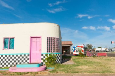 Tucumcari, Route 66, New Mexico, ABD. - 15 Eylül 2015; Antika sanat deco ev mimarisi retro renkler ve siyah beyaz fayanslı taban.