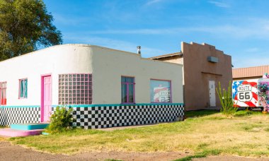 Tucumcari, Route 66, New Mexico, ABD. - 15 Eylül 2015; Antika sanat deco ev mimarisi retro renkler ve siyah beyaz fayanslı taban.
