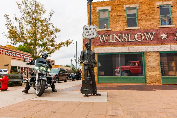 Winslow Arizona Usa Września 2015 Turysta Przybywa Motocyklu Harley Davidson — Zdjęcie stockowe