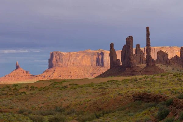 Monument Valley Imponentes Estructuras Afloramientos Geológicos Roca Contraste Con Sombra —  Fotos de Stock