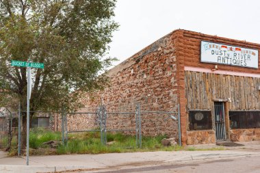 Holbrook USA - 23 Eylül 2015; Tozlu Nehir Antikaları Kanlı Kova Caddesi Arizona 'daki eski bina.