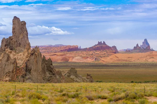 Utah Monument Valley Formaciones Rocosas Sobresalen Fuerte Relieve Fuera Tierra — Foto de Stock