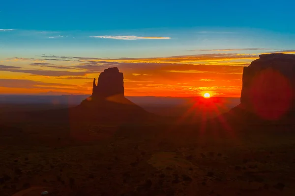 Brilho Lente Dourada Entre Afloramentos Rocha Monument Valley Silhueta Por — Fotografia de Stock