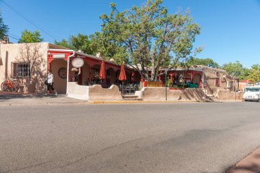 Santa Fe USA _ 17 Eylül 2015; Pueblo tarzı yol kenarı barının dış duvar ve sınır duvarı.