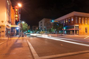 Albuquerque, New Mexico, ABD _ 18 Eylül 2015; KiMo Tiyatrosu 'nun dışındaki gece, bir Pueblo Deco film sarayı, 19 Eylül 1927' de açıldı..