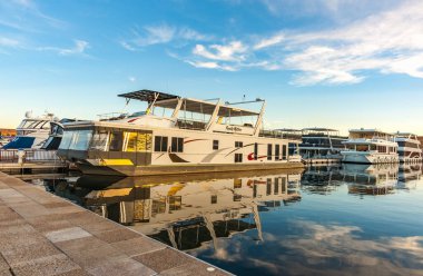 Powell Gölü, ABD - 24 Eylül 2015; Turistler için kiralanan yüzen yüzen evler.