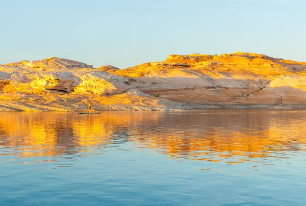 Als Zonsondergang Het Licht Raakt Rotsen Dijken Met Een Gouden — Stockfoto