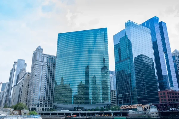 Торговая Высотная Линия Чикаго Возвышается Над Рекой Стеклянными Занавесками Отражающими — стоковое фото