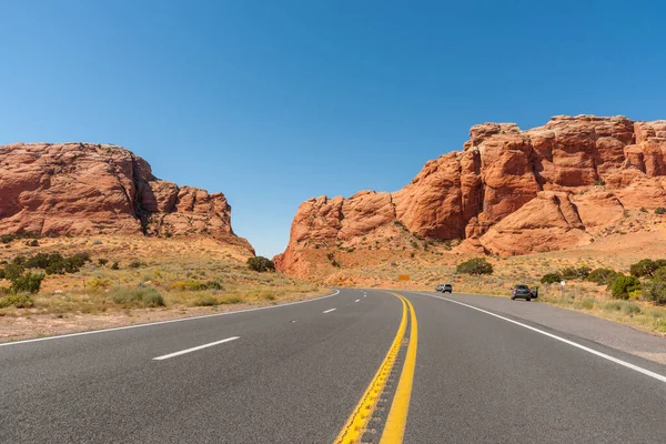 Road Tripping Arizona Highway Running Two Giant Red Rock Bluffs — Stok Foto