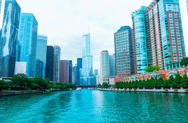 Архитектурное Изображение Реки Чикаго Протекающей Между Сходящимся Многоэтажным Деловым Районом — стоковое фото