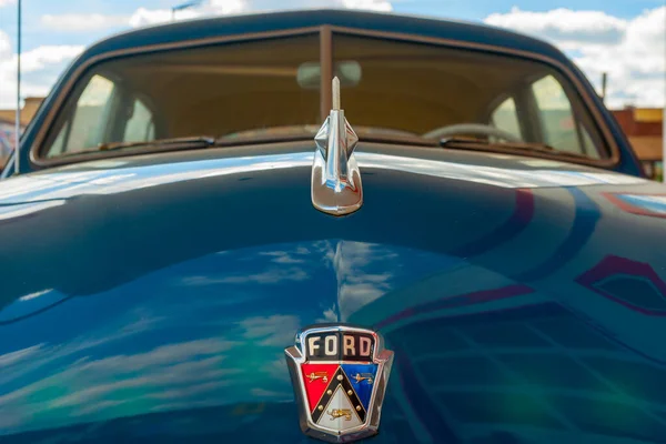 ウィリアムズ 2015年9月29日 近くにレトロな建物や空の反射とヴィンテージ車の青いボンネット上の有名なフォード自動車バッジ — ストック写真