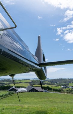 Helikopter kuyruğu Waiheke Adası Yeni Zelanda 'nın ötesinde kıyı manzaralı..