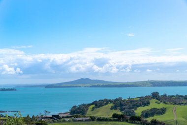 Auckland Limanı 'ndan Rangitoto Adası' na Waiheke Adası 'ndan bir görüntü.