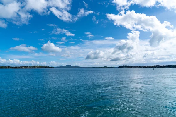 Διασχίζοντας Auckland Λιμάνι Κάτω Από Λευκό Φουσκωτά Σύννεφα Στο Πλοίο — Φωτογραφία Αρχείου