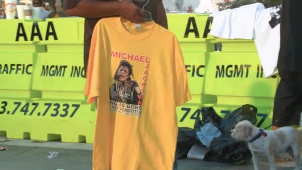 Michael Jackson T-shirt "KING IS GONE" — Video Stock