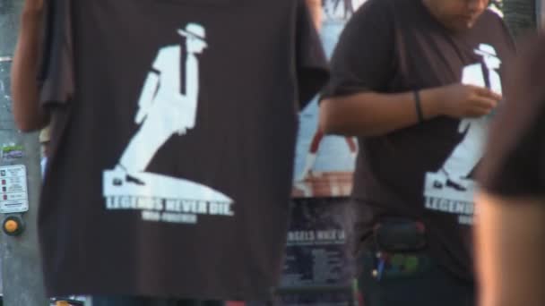 Michael Jackson ”legender dör aldrig” T-Shirt — Stockvideo