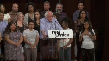 Bernie Sanders seyirciler için kredi verir. 2nd Haziran 2018 adalet şehir Los Angeles, California için miting.
