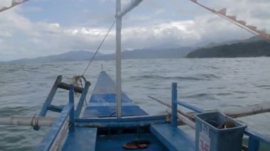 Sarsıntılı Tekne Turu. Filipinler 'in Palawan Adası' ndaki Yeraltı Nehri Ulusal Parkı 'na doğru zorlu ve engebeli bir yolculuk. Doğa 'nın yeni harikalarından biri olan Puerto Prensesi Yeraltı Nehri..