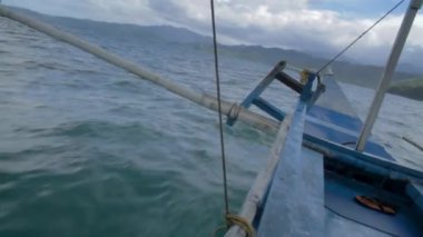 Palawan Tekne Turu. Filipinler 'in Palawan Adası' ndaki Yeraltı Nehri Ulusal Parkı 'na giden zorlu ve engebeli bir tekne yolculuğu. Puerto Prensesi Yeraltı Nehri, Yeni Doğa Harikaları 'ndan biri olarak seçildi..