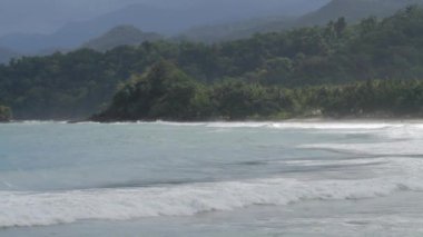 Palawan Sahil Kıyısı. Filipinler 'in Palawan Adası' ndaki Puerto Princesa yakınlarında güzel manzaralı bir arka plan..