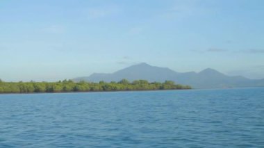 Destansı ada gezisi, geriye bakıyorum. Filipinler 'in Palawan Adası' ndaki Puerto Princesa yakınlarında bir grup mangrov ağacının yanından geçerken destansı bir sahne..