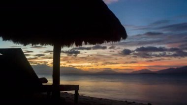 Plaj Cabana zaman atlaması. Filipinler 'deki Palawan Adası' ndaki Puerto Princesa yakınlarında güzel ve ıssız bir plajda gün geceye dönüyor..