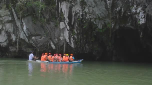 Palawan Cave Adventure Grupo Turistas Entra Parque Nacional Rio Subterrâneo — Vídeo de Stock