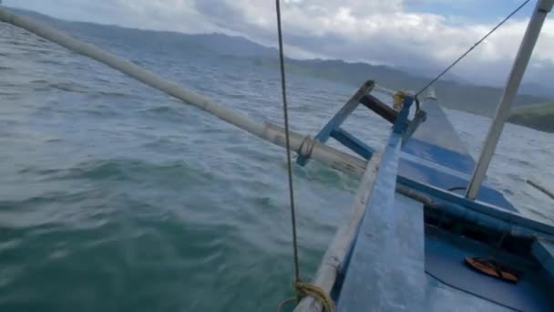 パラワンボートライド フィリピンのパラワン島にあるサブテラン川国立公園へ向かう途中の荒々しいボート プエルト プリンセサ アンダーグラウンド川は 自然の新7不思議の一つに選ばれました — ストック動画
