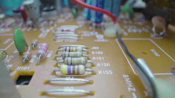 マクロ回路 複雑な回路基板の配線を通して映画の極端なクローズ アップ Ecu フライ — ストック動画