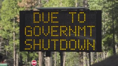 Uyarı işareti Yosemite Milli Parkı gün dışında Aralık 2018 kısmi hükümet kapatma Cumhurbaşkanı Donald Trump'ın bize-Meksika sınır duvardan.
