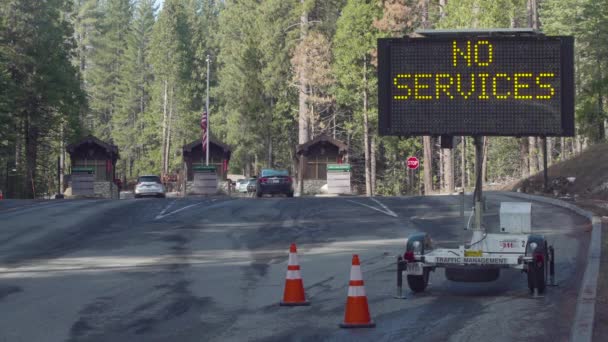 Предупреждающий Знак Автомобили Въезжают Национальный Парк Йосемити Дни Частичной Остановки — стоковое видео