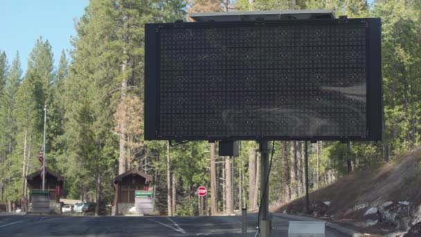 Verkeer Passeert Waarschuwingsbord Buiten Yosemite Nationaal Park Dagen Het Afsluiten — Stockvideo